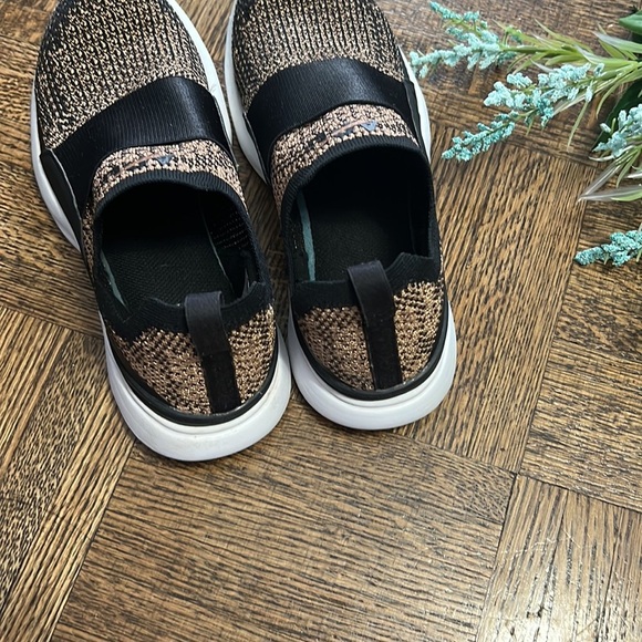 LULULEMON | APL Woman TechLoom Bliss Shoe - Picture 4 of 8